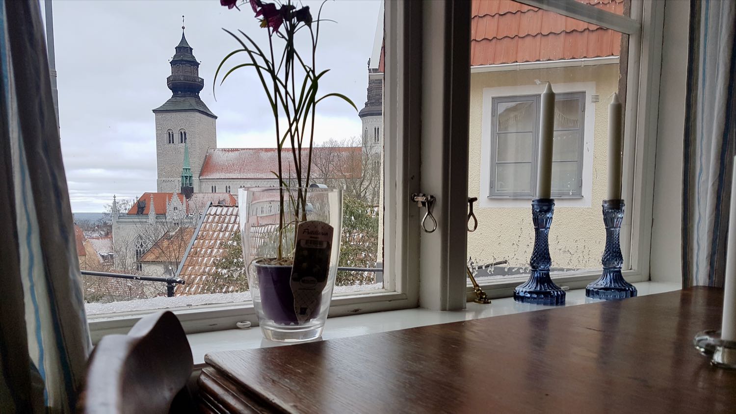 Boka 2023 - Mysigt hus på klinten i Visby innerstad med innergård för mingel