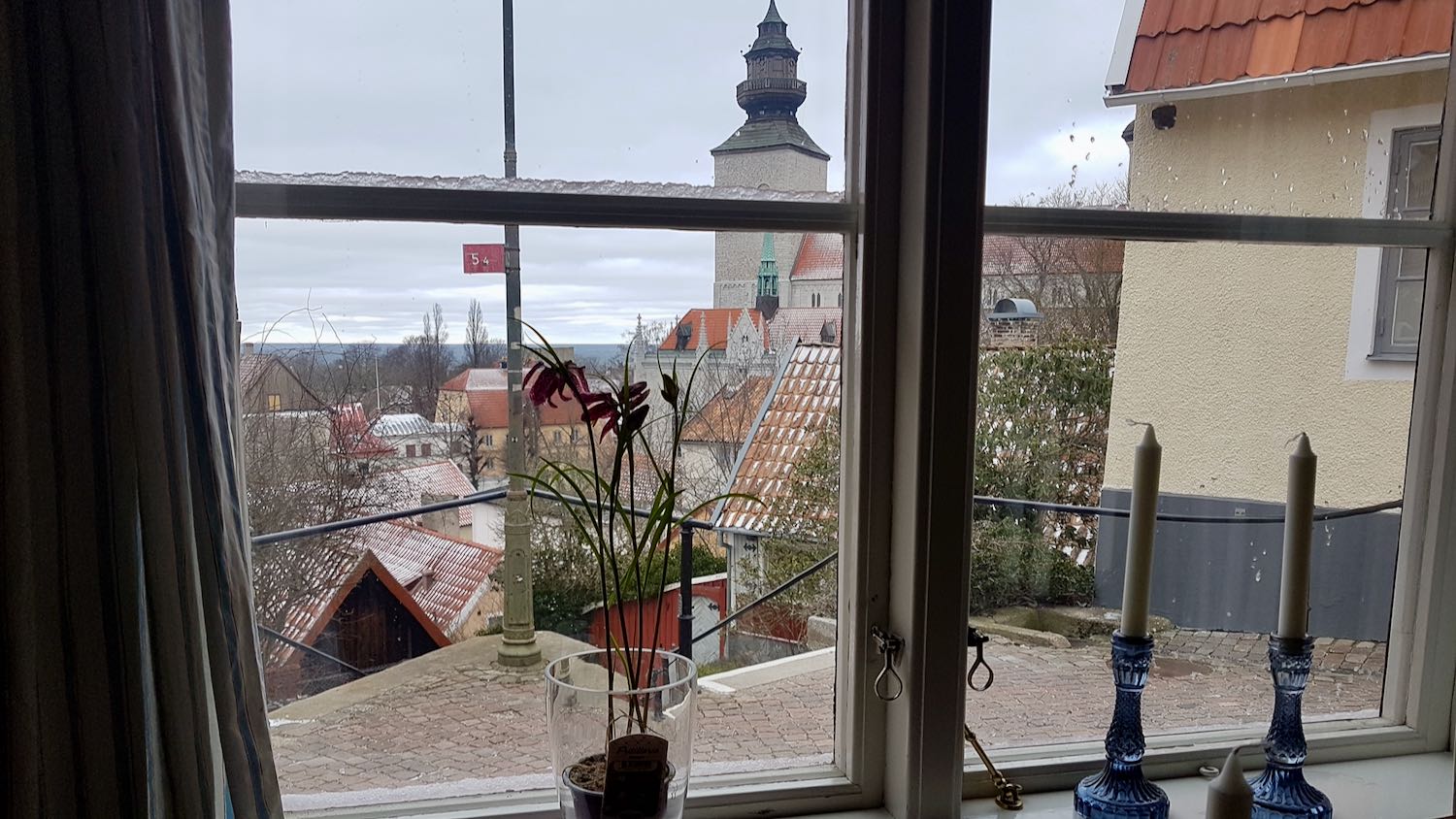 Boka 2023 - Mysigt hus på klinten i Visby innerstad med innergård för mingel