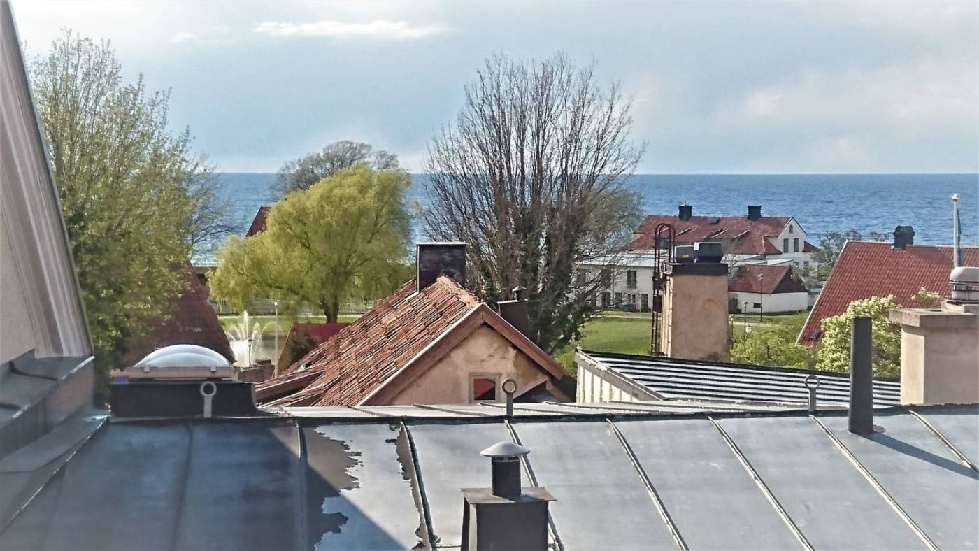 Boka 2019 - Rymlig vindsvåning i innerstan med utsikt över havet och Almedalen