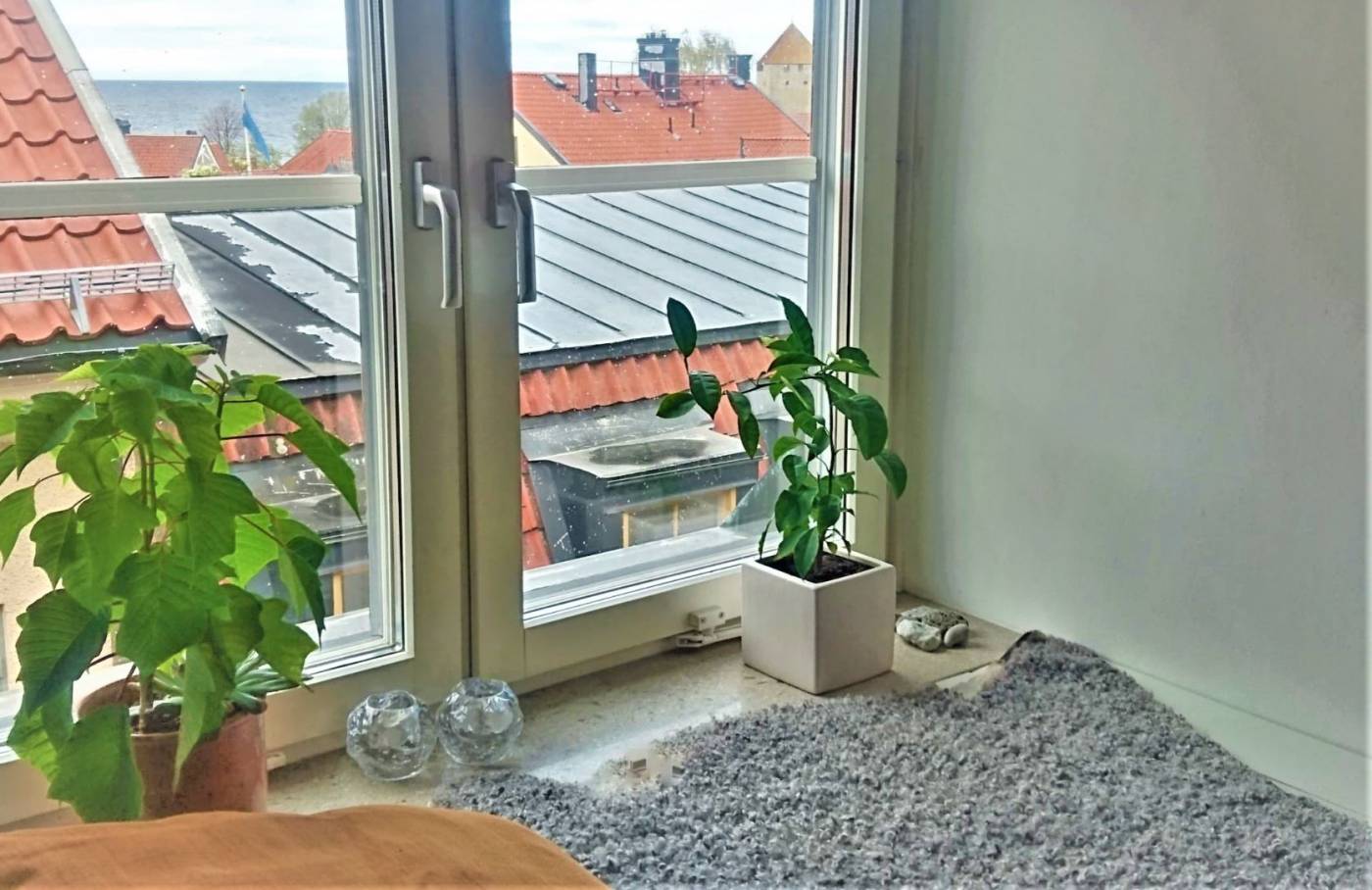 Boka 2019 - Rymlig vindsvåning i innerstan med utsikt över havet och Almedalen