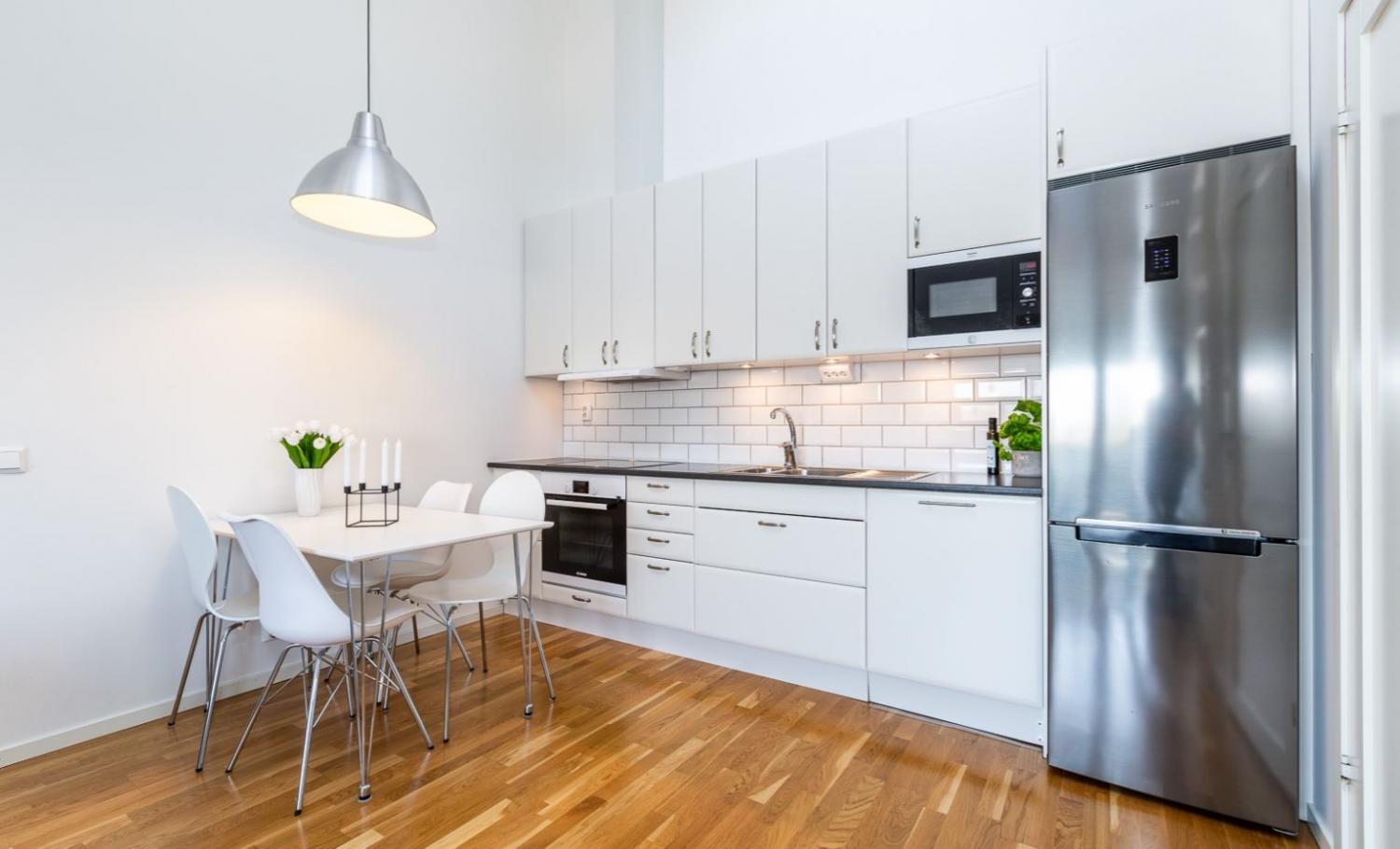 Boka 2019 - Charmig lägenhet - högt i tak - 500m till österport