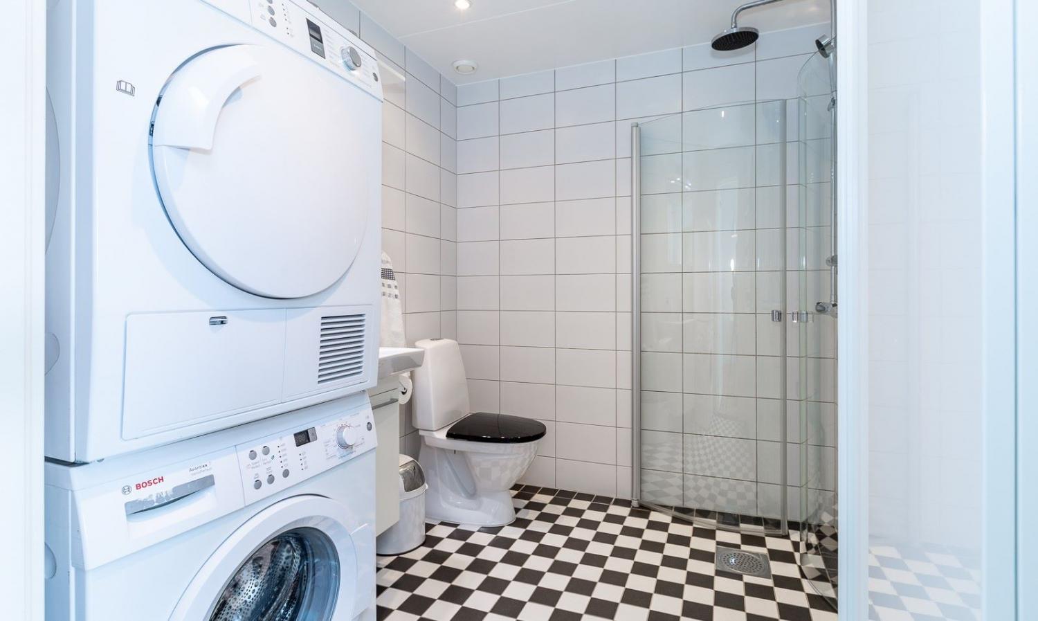 Boka 2019 - Charmig lägenhet - högt i tak - 500m till österport