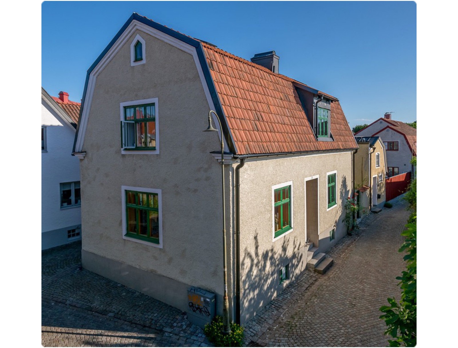 Stadshus med trädgård och havsutsikt innanför muren