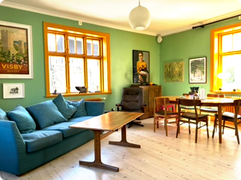 Stadshus med trädgård och havsutsikt innanför muren