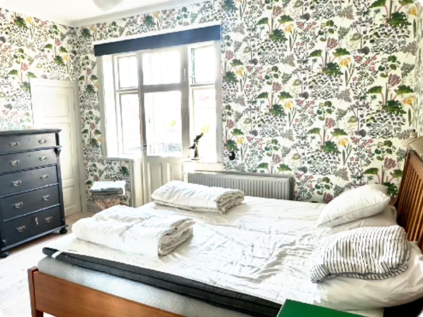 Stadshus med trädgård och havsutsikt innanför muren