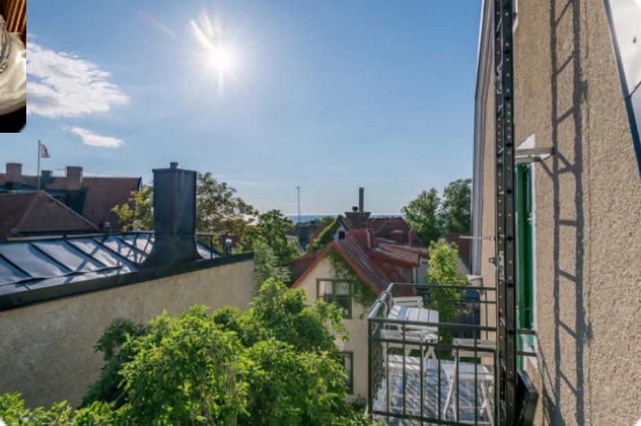 Stadshus med trädgård och havsutsikt innanför muren