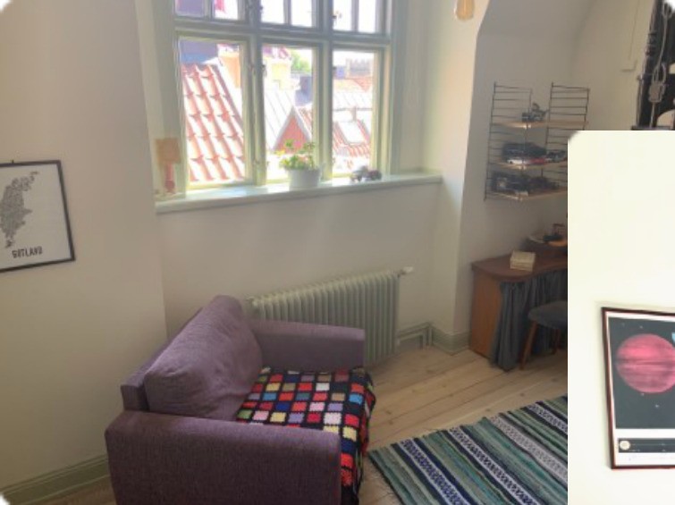 Stadshus med trädgård och havsutsikt innanför muren