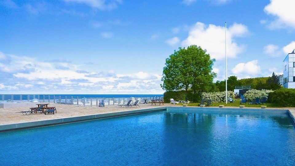 Boka 2026 - Nyrenoverad 3:a med havsutsikt, vid strandpromenaden, tillgång till pool