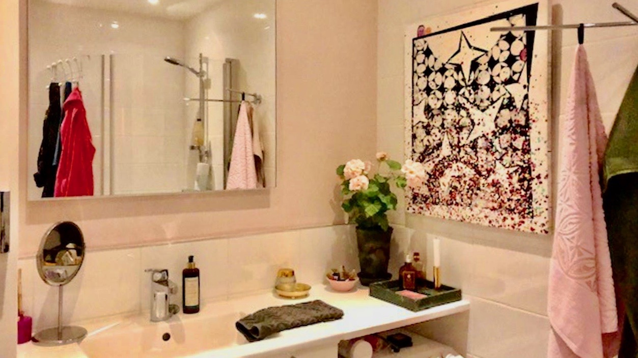 Boka 2026 - Nyrenoverad 3:a med havsutsikt, vid strandpromenaden, tillgång till pool