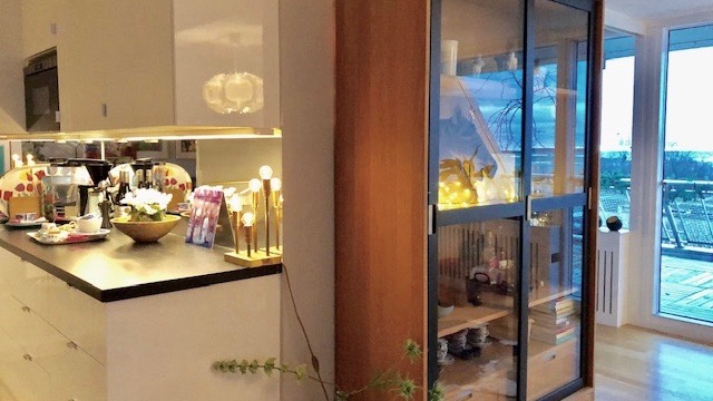 Boka 2026 - Nyrenoverad 3:a med havsutsikt, vid strandpromenaden, tillgång till pool