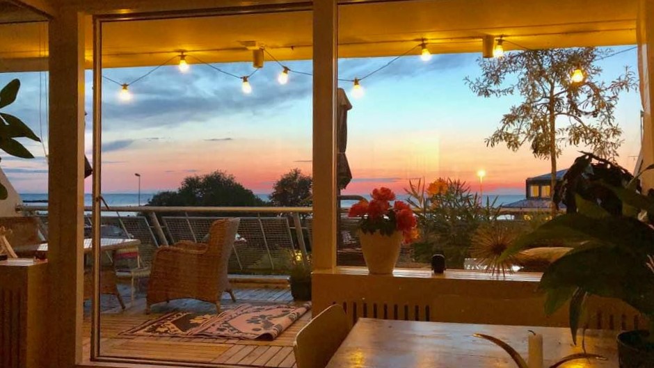 Boka 2026 - Nyrenoverad 3:a med havsutsikt, vid strandpromenaden, tillgång till pool