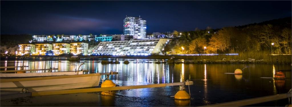 Boka 2026 - Nyrenoverad 3:a med havsutsikt, vid strandpromenaden, tillgång till pool