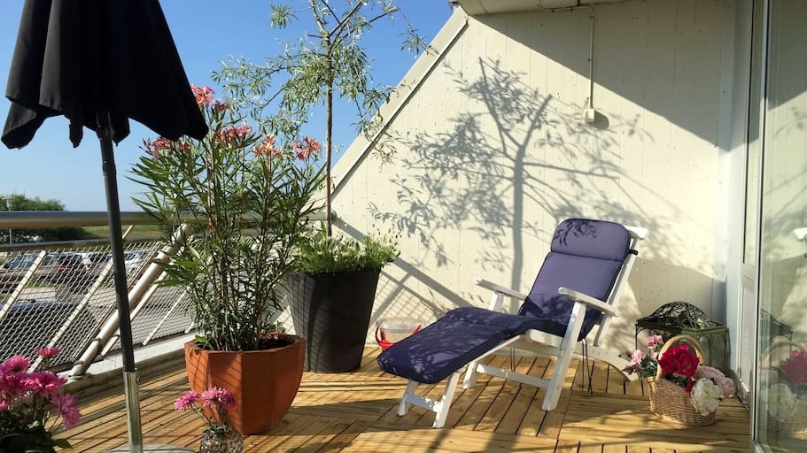 Boka 2026 - Nyrenoverad 3:a med havsutsikt, vid strandpromenaden, tillgång till pool