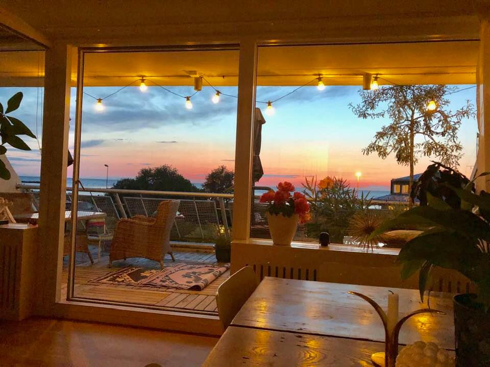 Boka 2026 - Nyrenoverad 3:a med havsutsikt, vid strandpromenaden, tillgång till pool