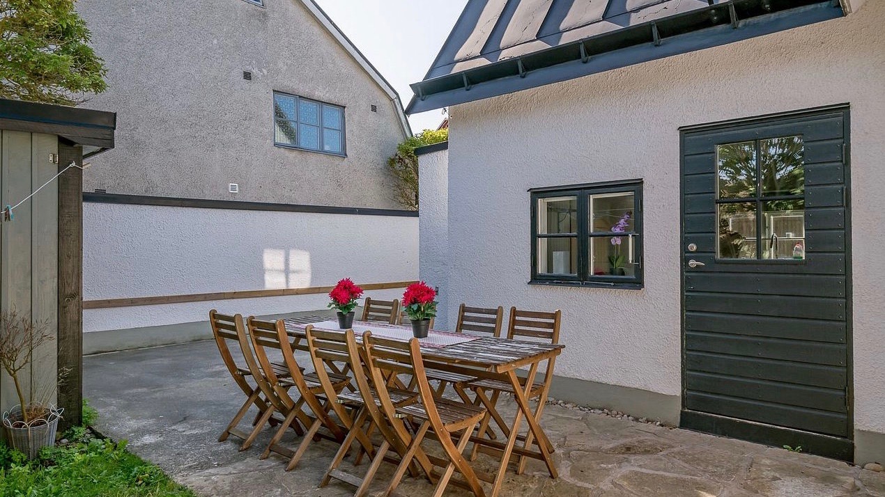 Hus i Visby innerstad, vackert läge med fin innergård vid ringmuren