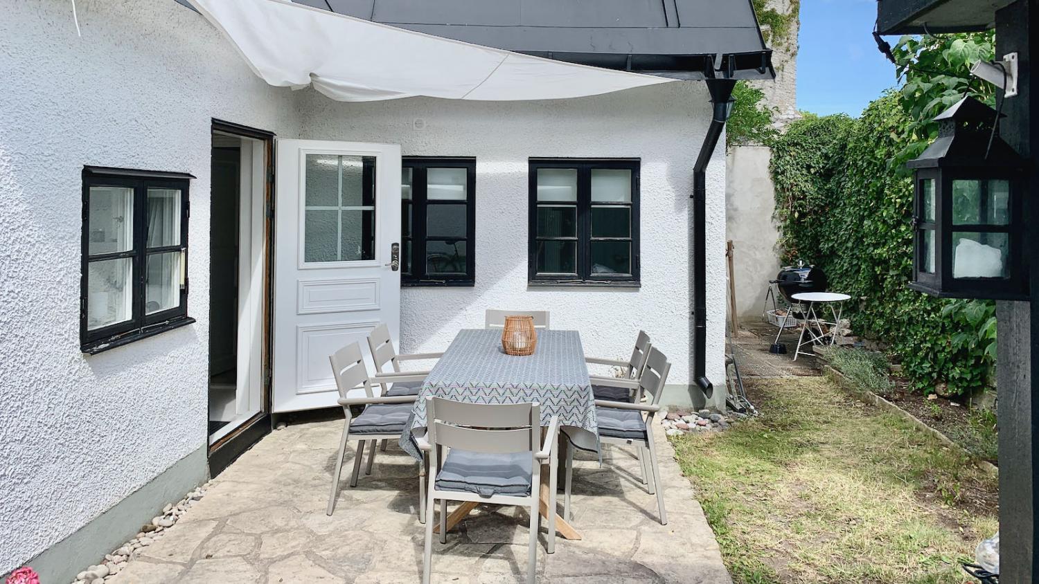 Hus i Visby innerstad, vackert läge med fin innergård vid ringmuren