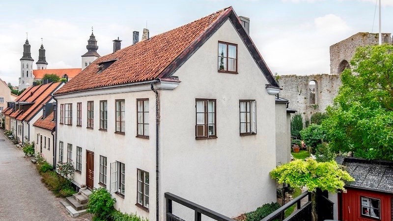 Boka 2020 - Fastighet med 17 bäddar i 3 separata bostäder i hjärtat av Visby innerstad - Stor mingelträdgård intill S:t Clemens ruin