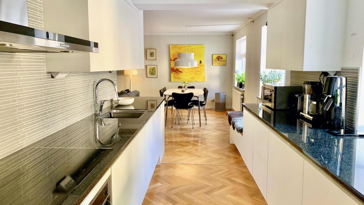 Boka 2026 - Fristående hus med takterass på Mellangatan - bara 100 meter från Almedalen