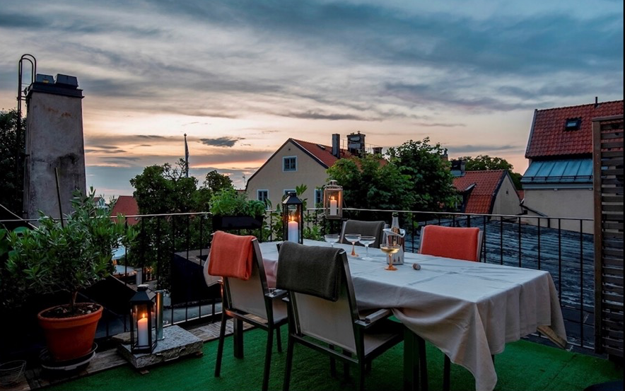 Boka 2026 - Fristående hus med takterass på Mellangatan - bara 100 meter från Almedalen