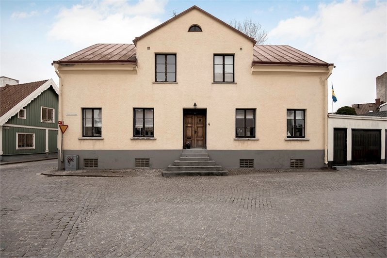 Boka 2020 - Nyrenoverad källarlägenhet, 1 rok, 38m2, mitt i Visby innerstad. Tillgång till pool och mycket stor trädgård där mingel kan anordnas(ök)