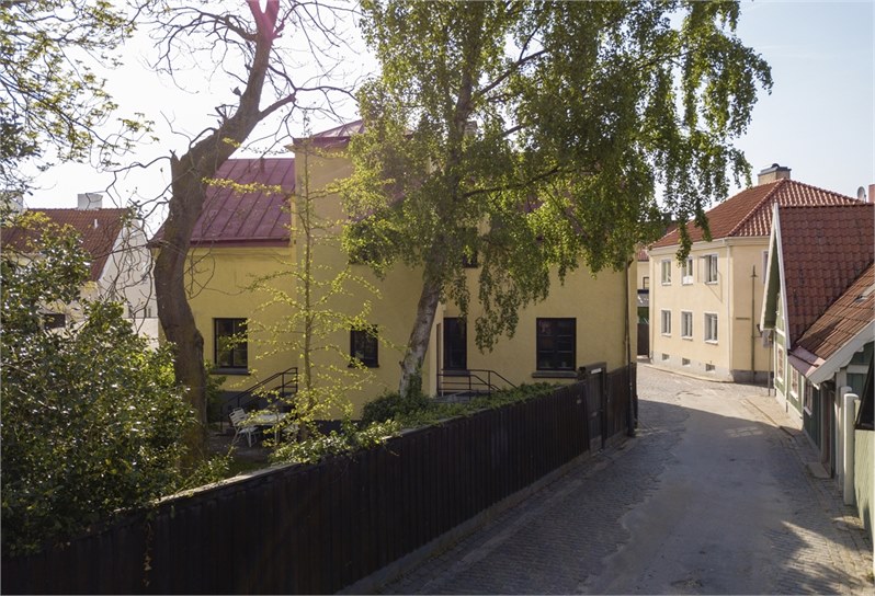 Boka 2020 - Stor 4:a på 100 m2 med 8 bäddar. Tillgång till pool och mycket stor trädgård där mingel kan anordnas(ök)