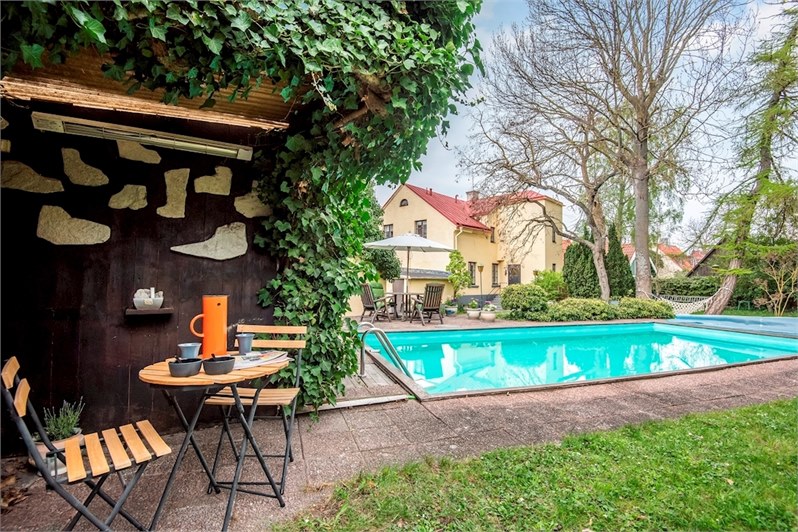 Boka 2020 - 2:a mitt i Visby innerstad på 50 m2 med enkelsängar(2 av 2 st på övre plan i samma fastighet). Tillgång till pool och mycket stor trädgård där mingel kan anordnas(ök)
