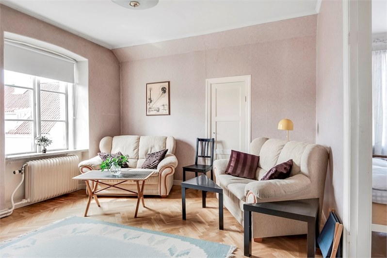 Boka 2020 - 2:a mitt i Visby innerstad på 50 m2 med enkelsängar(2 av 2 st på övre plan i samma fastighet). Tillgång till pool och mycket stor trädgård där mingel kan anordnas(ök)