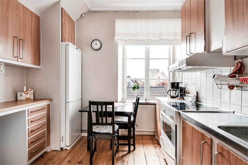 Boka 2020 - 2:a mitt i Visby innerstad på 50 m2 med enkelsängar(2 av 2 st på övre plan i samma fastighet). Tillgång till pool och mycket stor trädgård där mingel kan anordnas(ök)