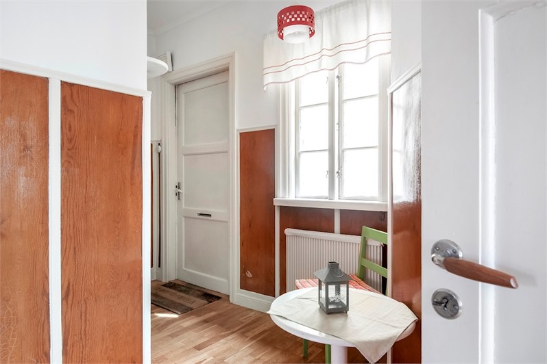 Boka 2020 - 2:a mitt i Visby innerstad på 50 m2 med enkelsängar(2 av 2 st på övre plan i samma fastighet). Tillgång till pool och mycket stor trädgård där mingel kan anordnas(ök)