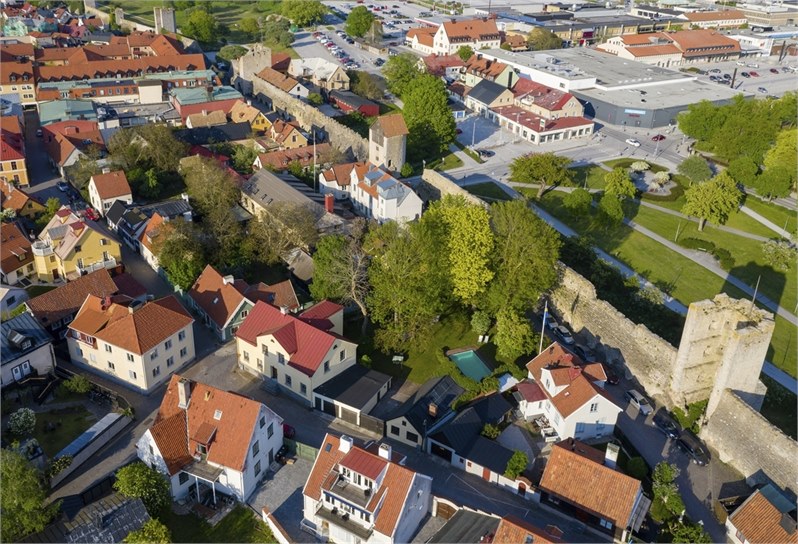 Boka 2020 - 2:a mitt i Visby innerstad på 50 m2 med enkelsängar(2 av 2 st på övre plan i samma fastighet). Tillgång till pool och mycket stor trädgård där mingel kan anordnas(ök)