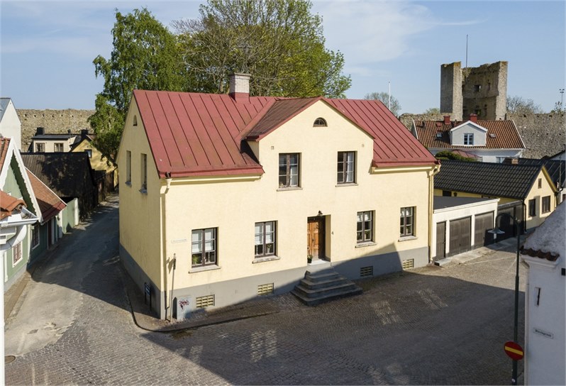 Boka 2020 - 2:a mitt i Visby innerstad på 50 m2 med enkelsängar(2 av 2 st på övre plan i samma fastighet). Tillgång till pool och mycket stor trädgård där mingel kan anordnas(ök)