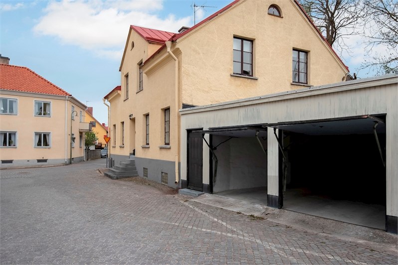 Boka 2022 - Stor fastighet med pool och mingelträdgård: 6 lägenheter, 25 enkelsängar, stor mingelträdgård på 800 m2 med swimmingpool.