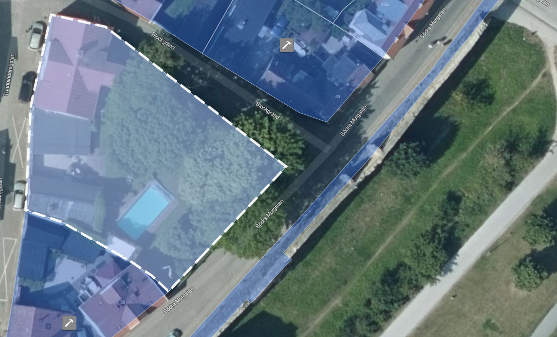 Boka 2022 - Stor fastighet med pool och mingelträdgård: 6 lägenheter, 25 enkelsängar, stor mingelträdgård på 800 m2 med swimmingpool.