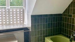 Radhus på 3 plan, med 5 sovrum, beläget på Södertorg, mitt i Visby innerstad, 5 min från Almedalen. 10 bäddar
