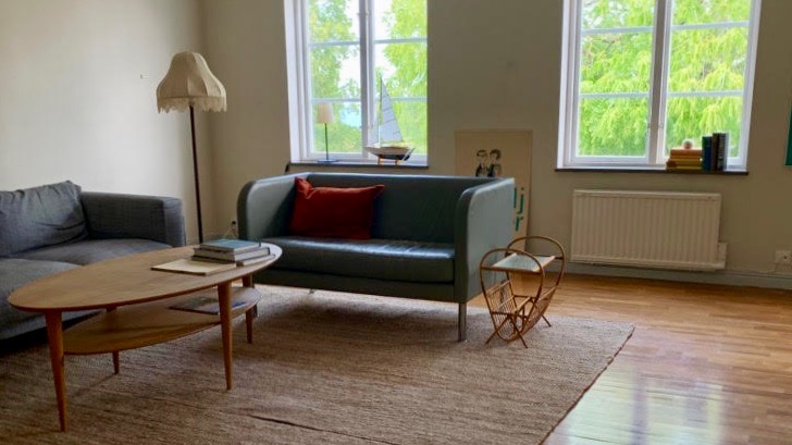 Radhus på 3 plan, med 5 sovrum, beläget på Södertorg, mitt i Visby innerstad, 5 min från Almedalen. 10 bäddar
