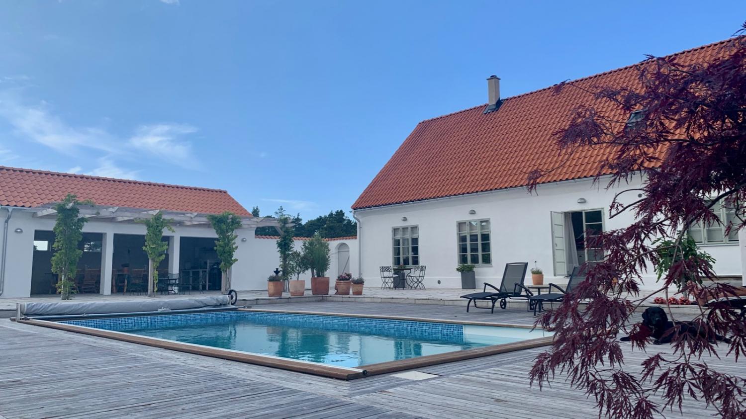 Boka 2024 - Stor villa med pool, 4 sovrum och 8 bäddar - ca 1 mil från Visby ringmur.
