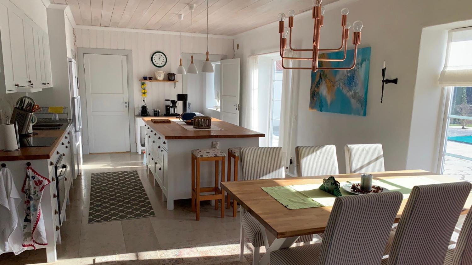 Boka 2024 - Stor villa med pool, 4 sovrum och 8 bäddar - ca 1 mil från Visby ringmur.