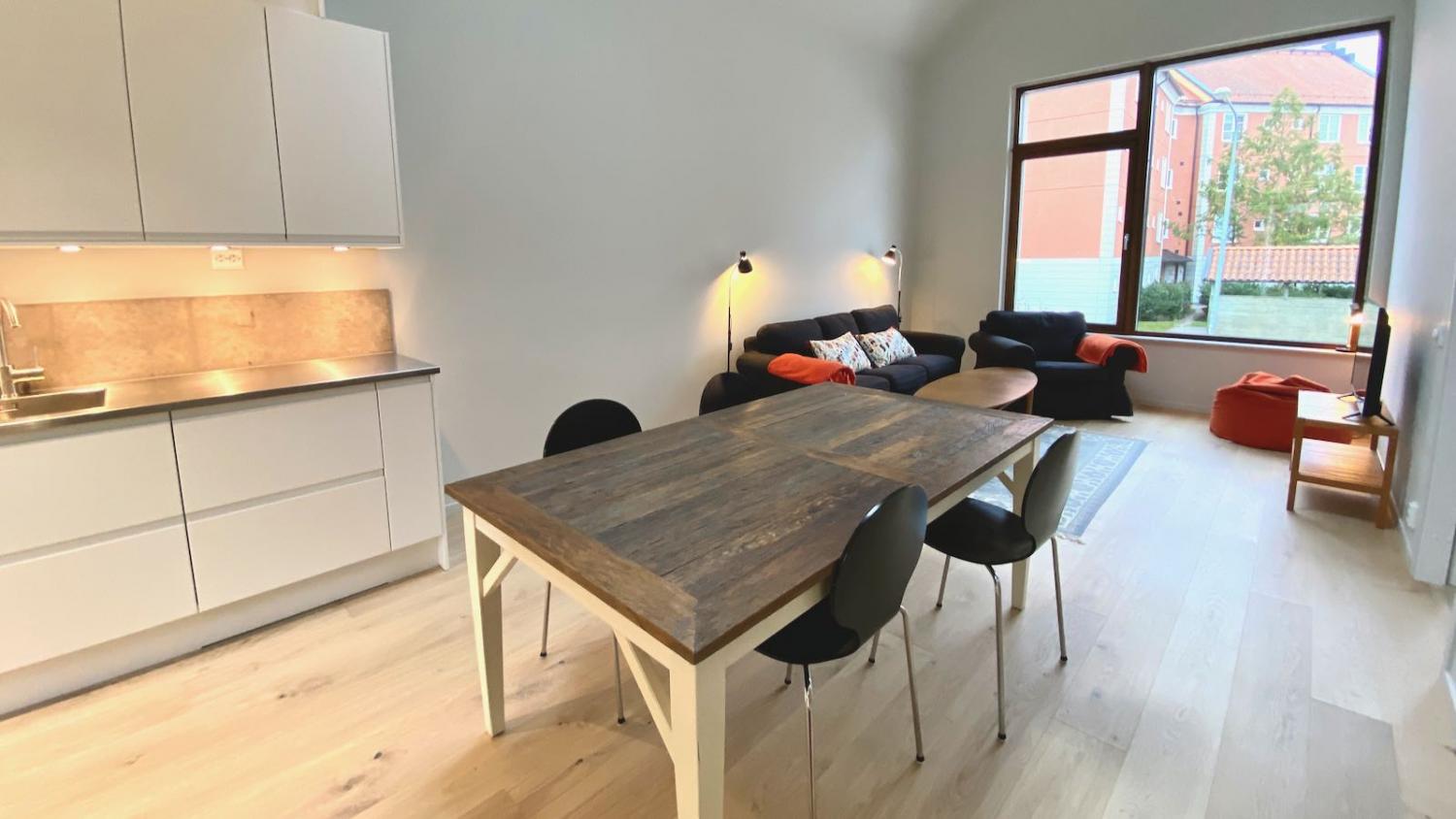 MTV 2026 - Nybyggd 6:a på 2 plan vid ringmuren: 5 sovrum, 13 bäddar, 2 badrum