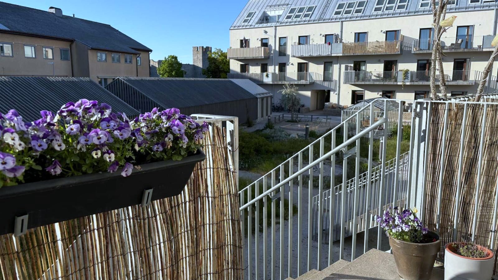 Boka 2027 - Nybyggd 6:a på 2 plan vid ringmuren: 5 sovrum, 13 bäddar, 2 badrum