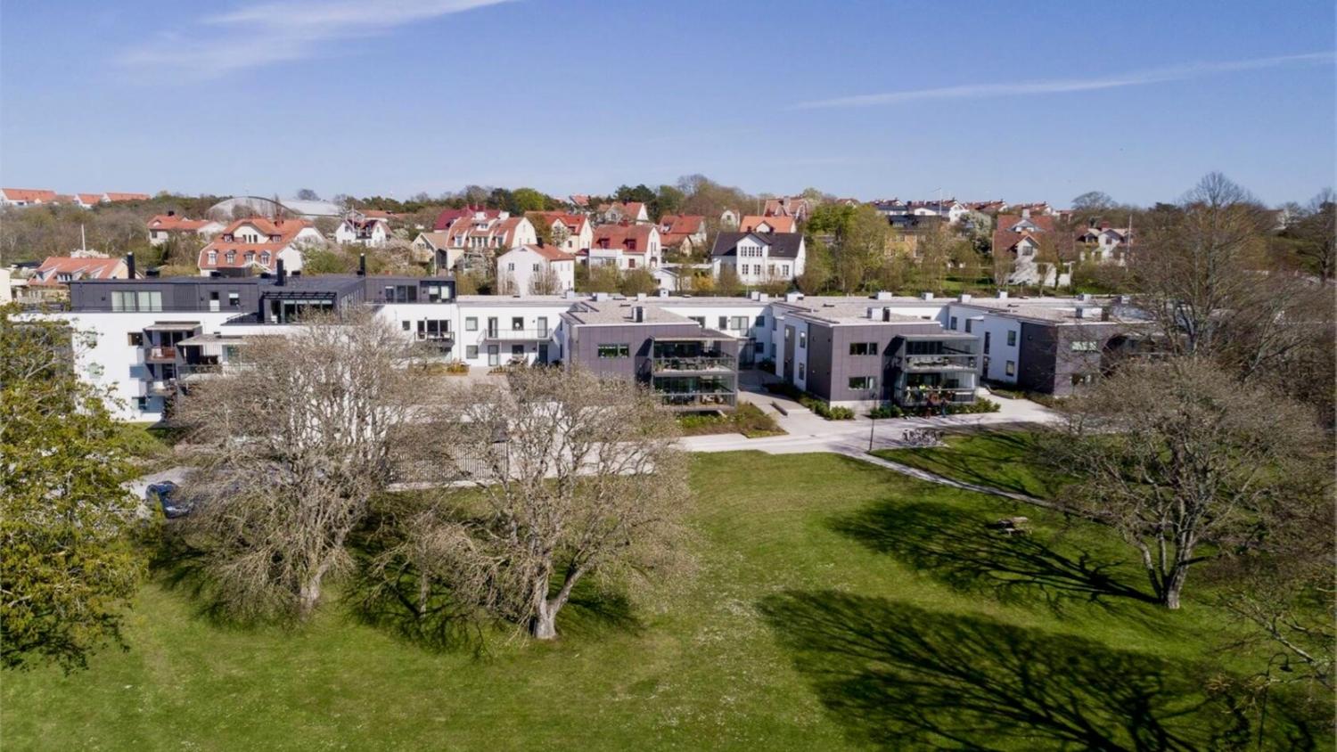 Boka 2021 - Arkitektritad, lyxig lägenhet vid strandpromenaden.