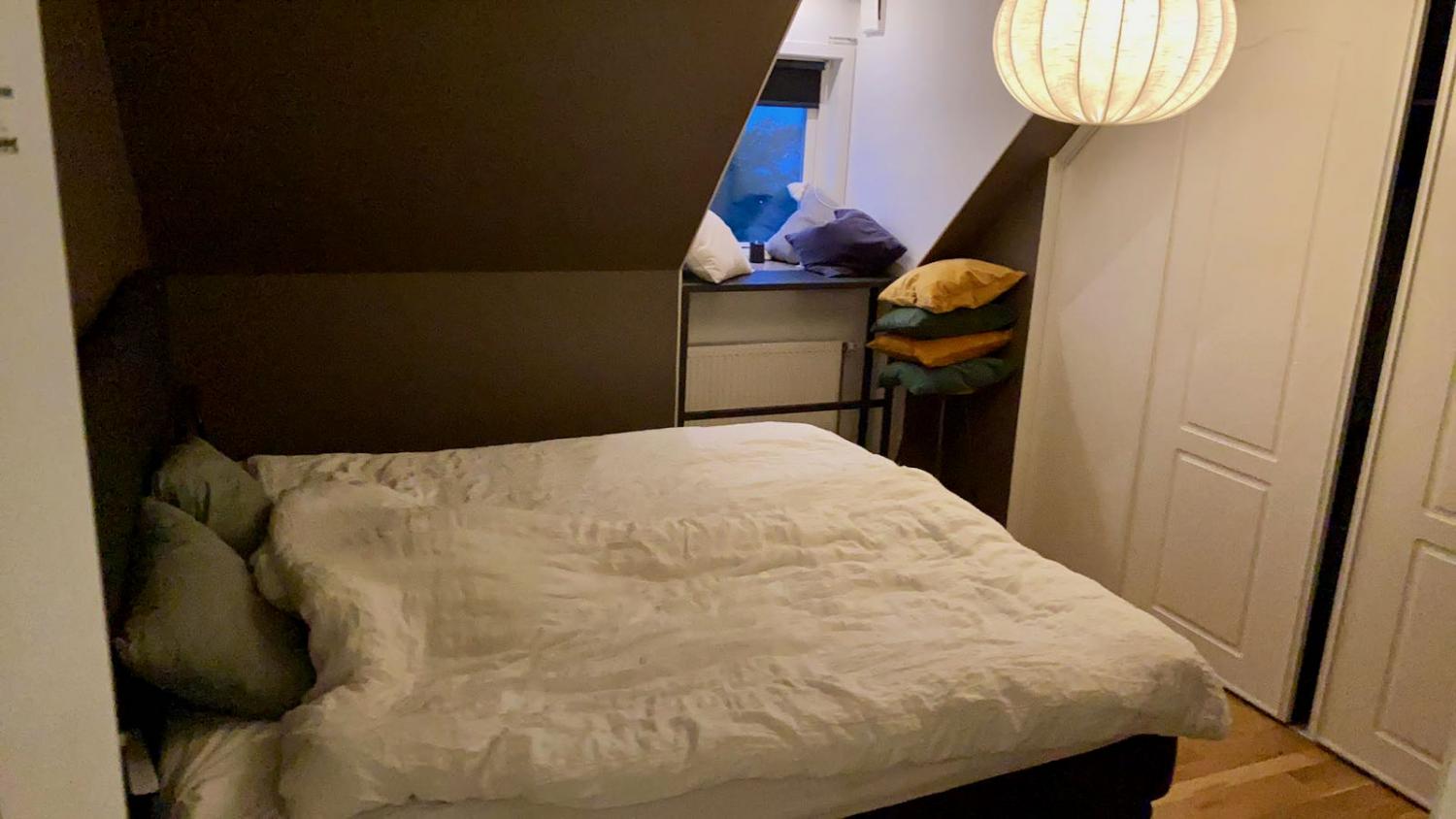 Vindsvåning med utsikt över havet, strax söder om ringmuren