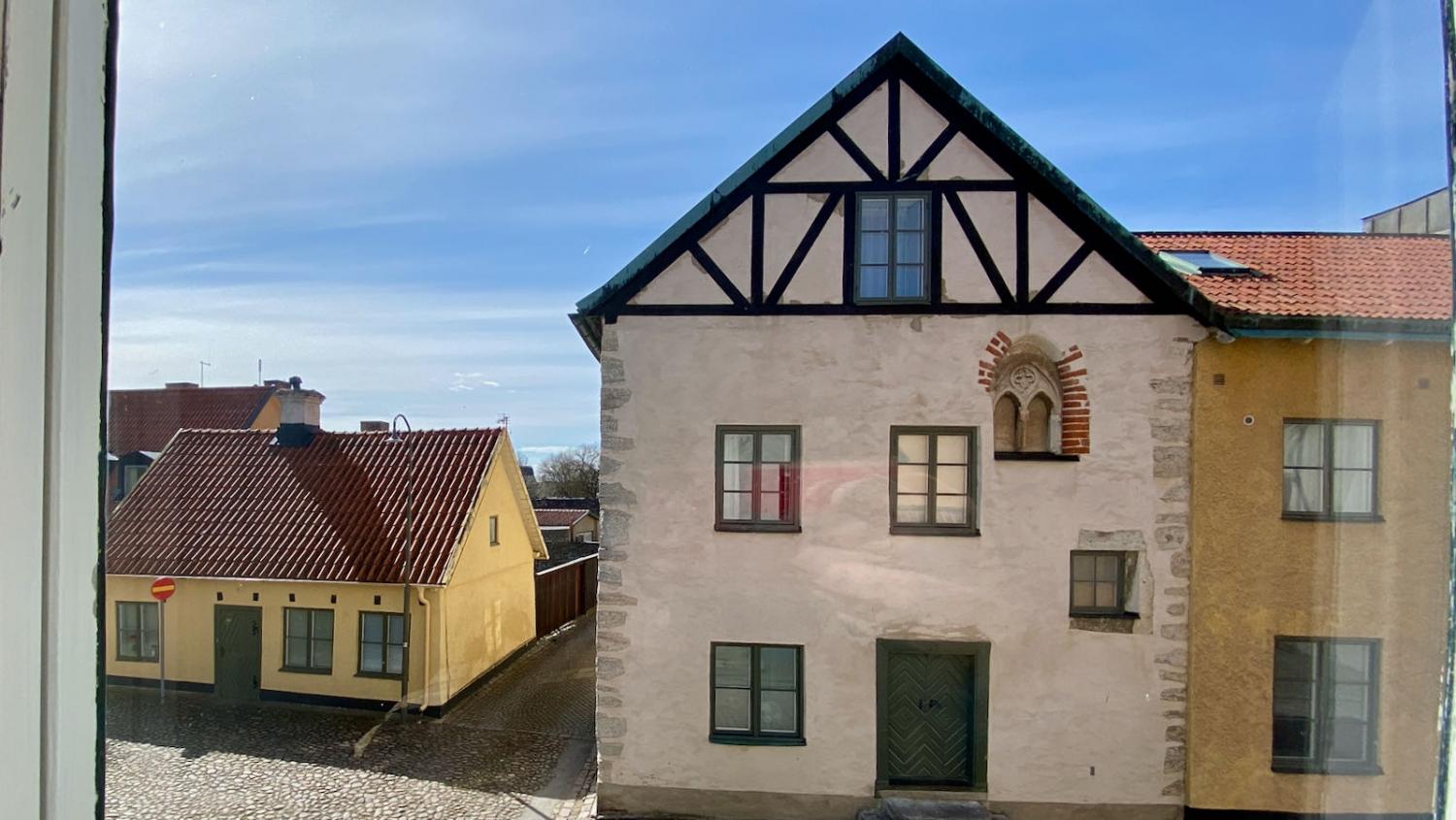 Boka 2025 - 3 rok på Strandgatan precis intill Almedalen och Strand hotell