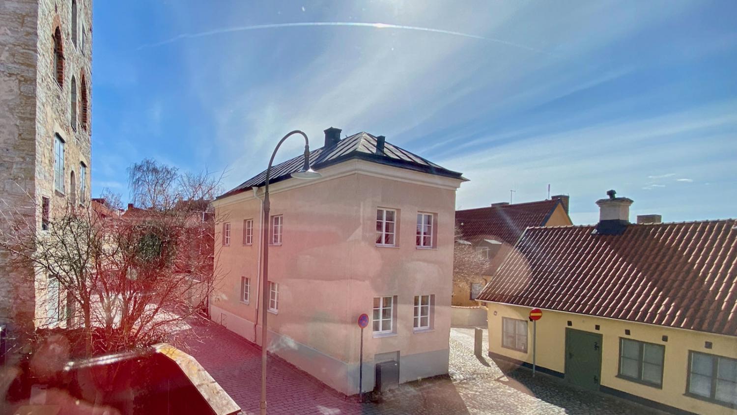 Boka 2025 - 3 rok på Strandgatan precis intill Almedalen och Strand hotell