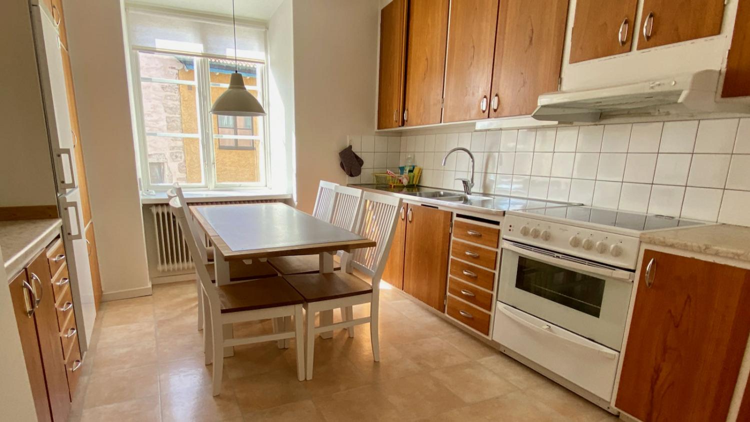 Boka 2025 - 3 rok på Strandgatan precis intill Almedalen och Strand hotell