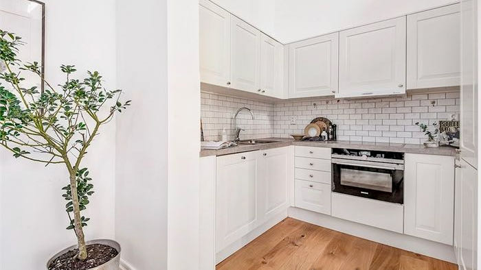 Boka 2025 - Medeltidsveckan, Lyxig bostadsrätt i separat gårdshus på Adelsgatan i Visby innerstad