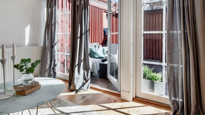 Boka 2025 - Medeltidsveckan, Lyxig bostadsrätt i separat gårdshus på Adelsgatan i Visby innerstad