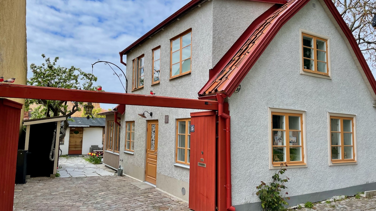 Hus med mingel-trädgård på S:t Nikolaigatan, nära Almedalen.