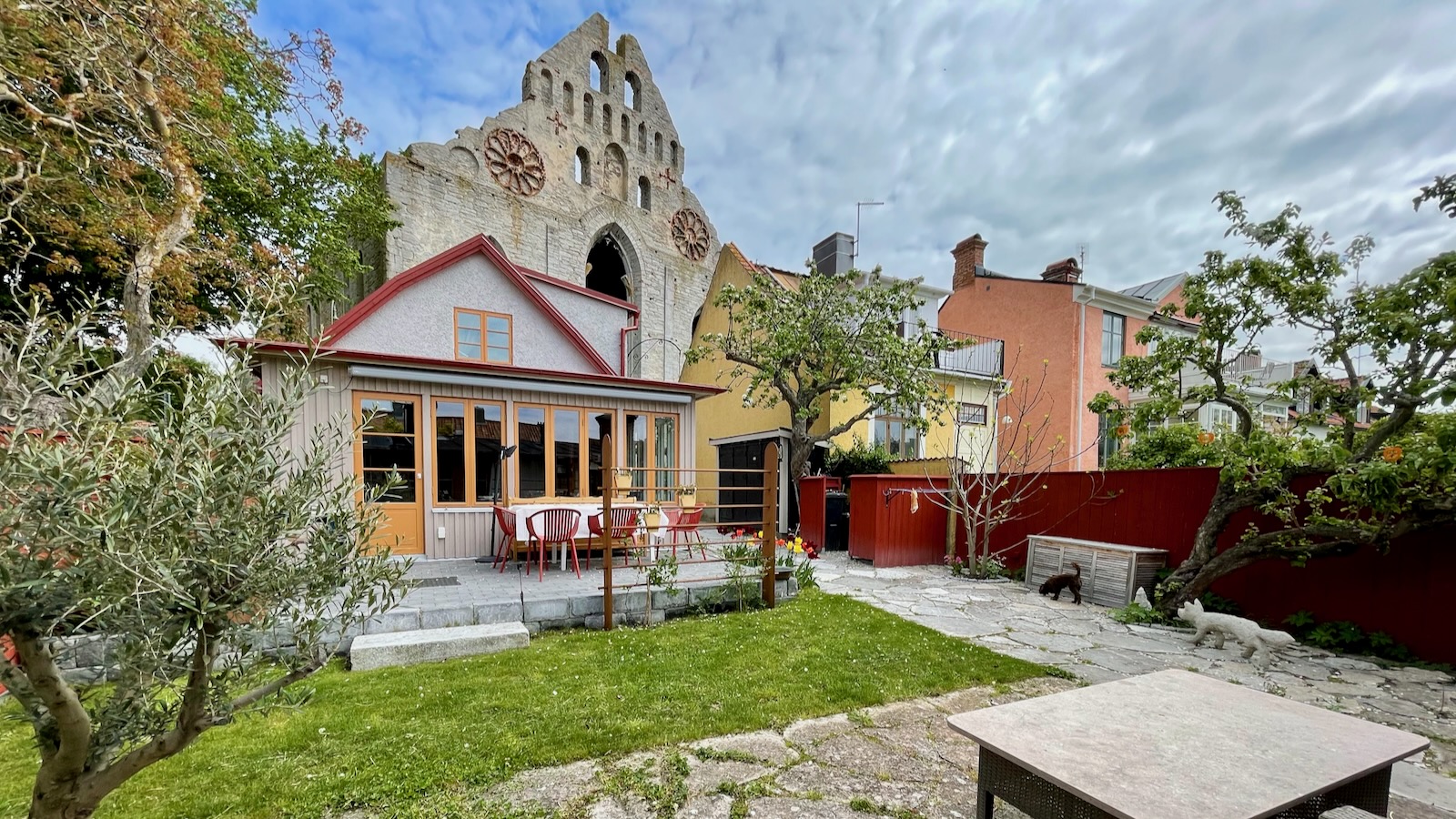 Hus med mingel-trädgård på S:t Nikolaigatan, nära Almedalen.