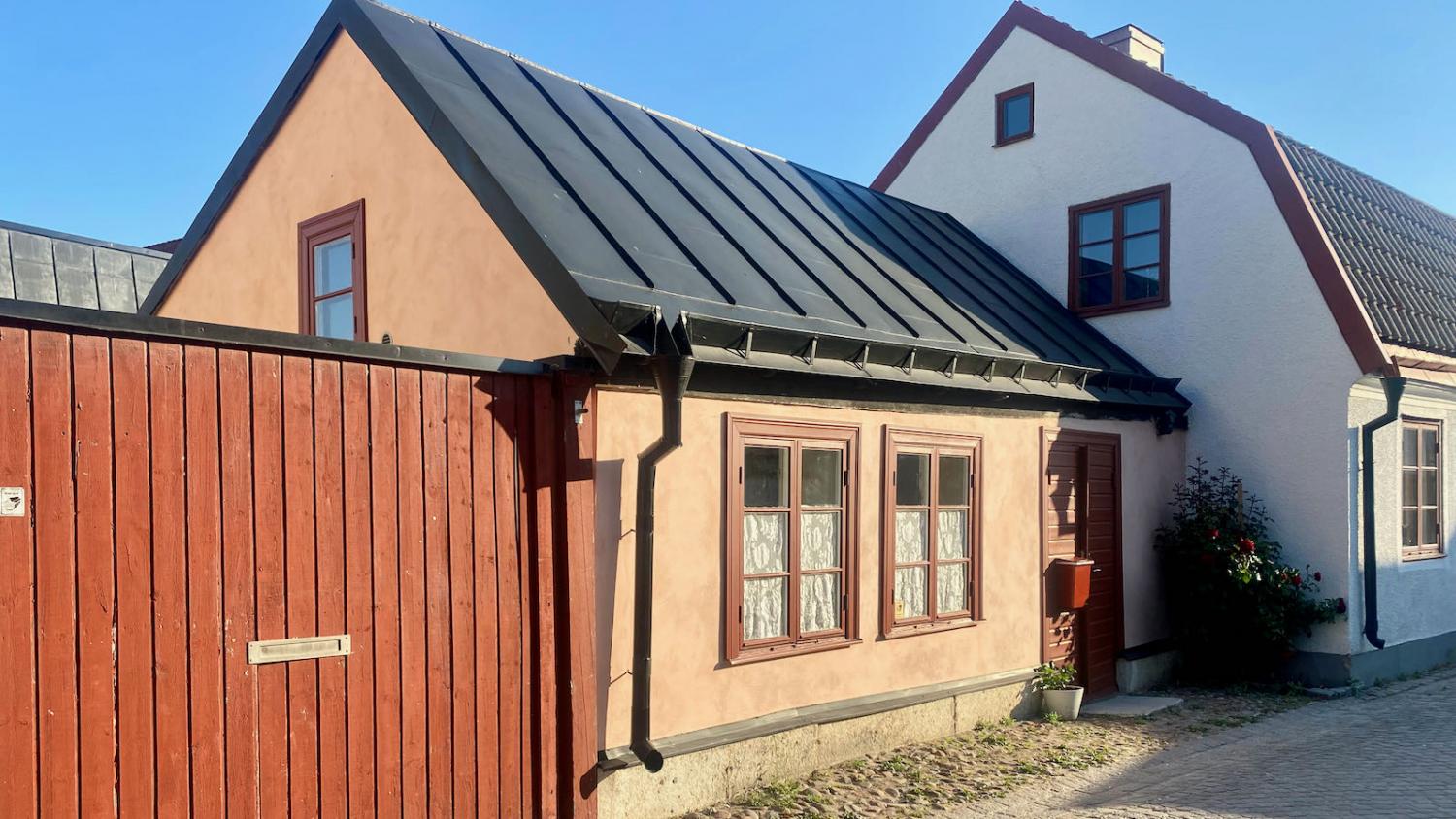 Boka 2026 - Nyrenoverat hus med egen uteplats, intill ringmuren