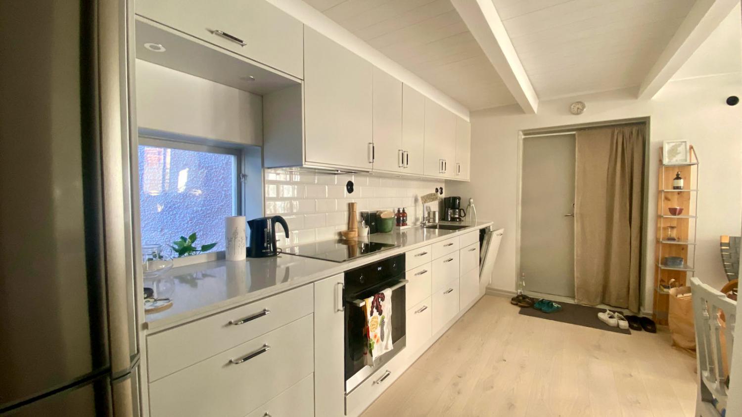 Boka 2026 - Nyrenoverat hus med egen uteplats, intill ringmuren